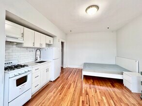 1330 Commonwealth Ave in Boston, MA - Foto de edificio - Building Photo