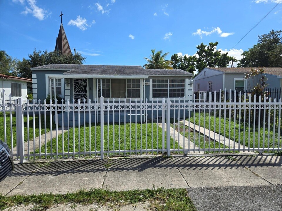 1850 NW 55th St in Miami, FL - Foto de edificio