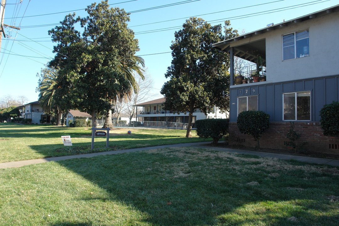 161-261 Cohasset Ln in Chico, CA - Foto de edificio