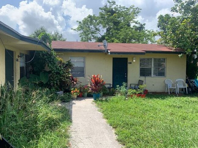 4509 - 4553 Gulfstream Rd in Lake Worth, FL - Building Photo - Interior Photo