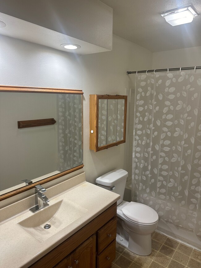 Immaculate Updated 2 Bedroom in Rockford, IL - Building Photo - Building Photo