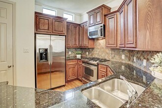 2010 Rosedale St in Houston, TX - Building Photo - Building Photo