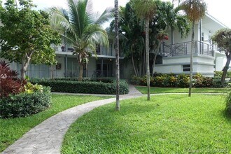 946 Bay Dr-Unit -12 in Miami Beach, FL - Building Photo - Building Photo