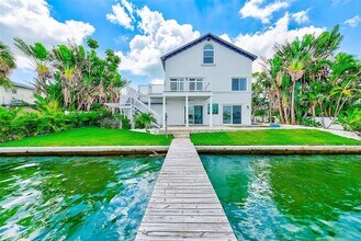 511 55th Ave in St Pete Beach, FL - Building Photo - Building Photo