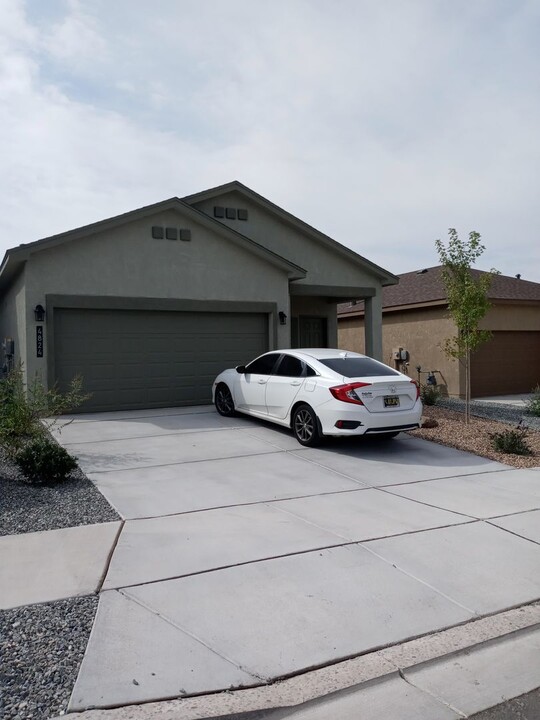 4824 Longs Peak Rd NE in Rio Rancho, NM - Building Photo