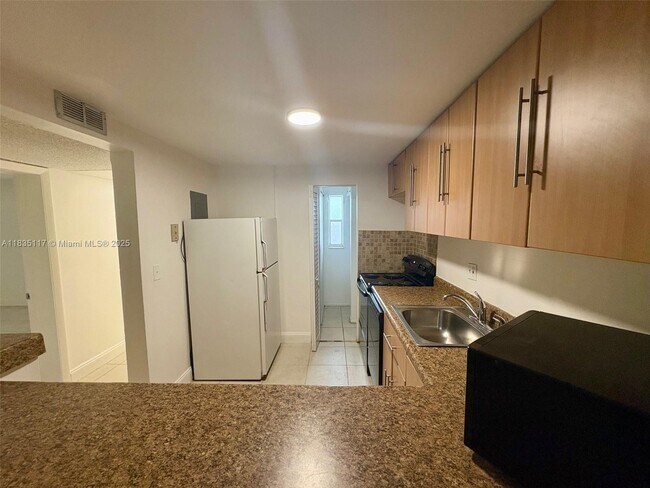 8060 N Colony Cir in Tamarac, FL - Building Photo - Building Photo