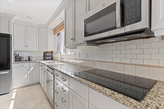 10 Stonewood Dr in Newton, MA - Building Photo - Building Photo