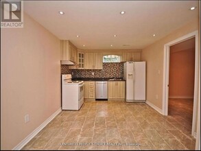 5689 Sidmouth St in Mississauga, ON - Building Photo - Building Photo