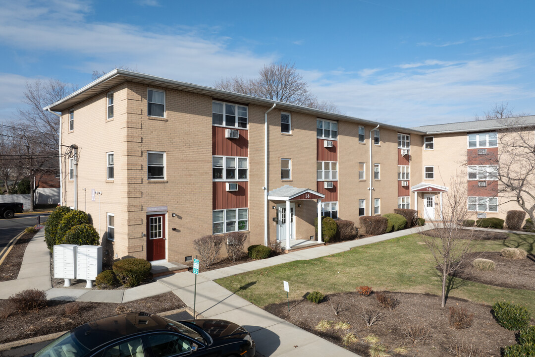 Chateau Gardens in Secaucus, NJ - Building Photo