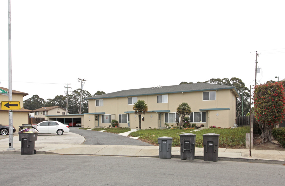 1058 Lupin Dr in Salinas, CA - Foto de edificio