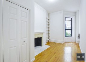 239 W 72nd St in New York, NY - Building Photo
