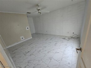 3005 40th St W in Lehigh Acres, FL - Foto de edificio - Building Photo