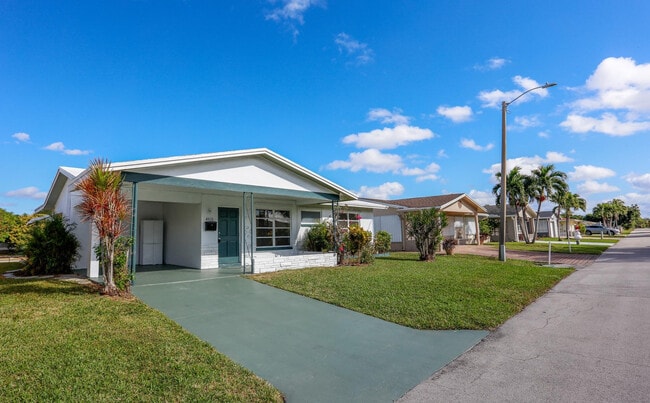 4513 NW 44th St in Tamarac, FL - Building Photo - Building Photo