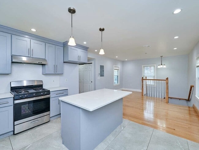 27 Mayhew St, Unit 2