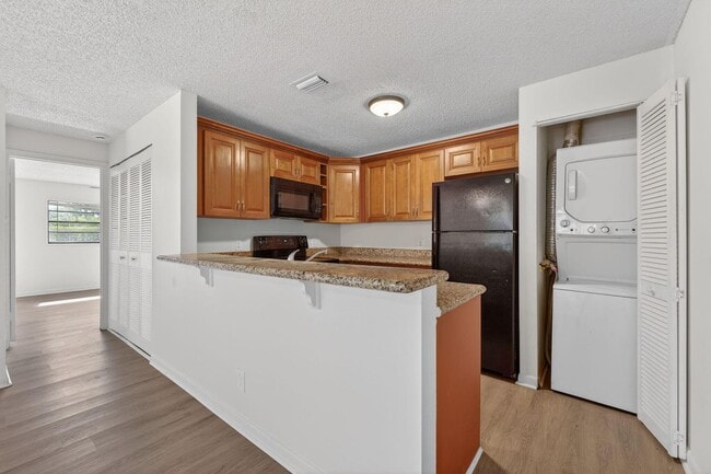 Lakeside Villas in Sunrise, FL - Foto de edificio - Building Photo