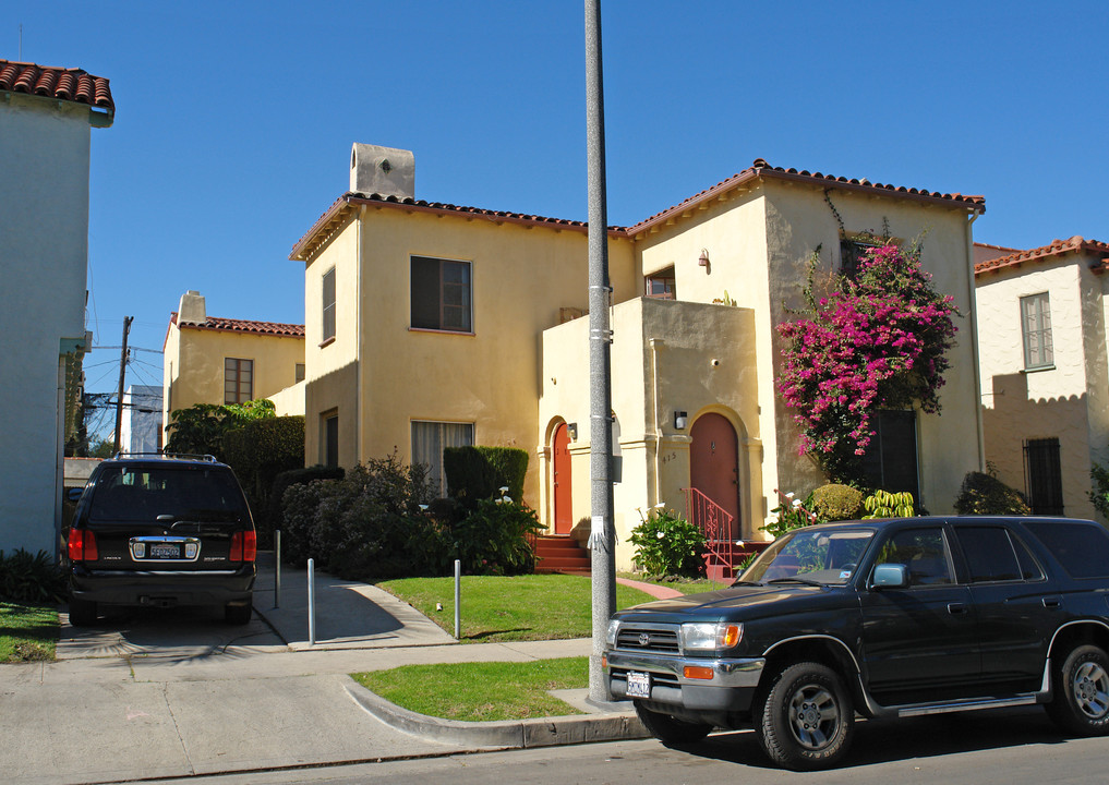 413 N Sierra Bonita Ave in Los Angeles, CA - Building Photo