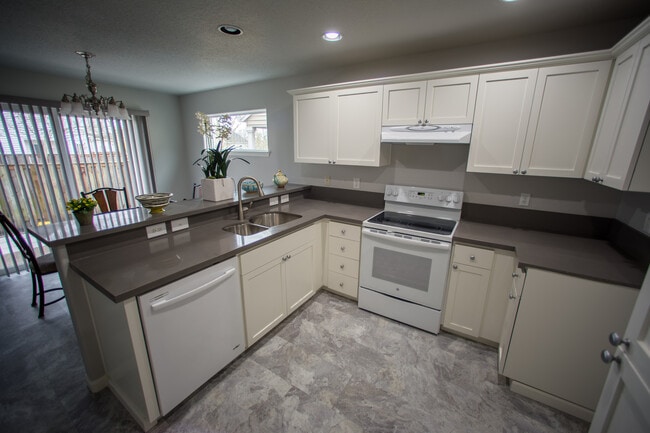 16832 NW Oak Creek Dr in Beaverton, OR - Building Photo - Building Photo