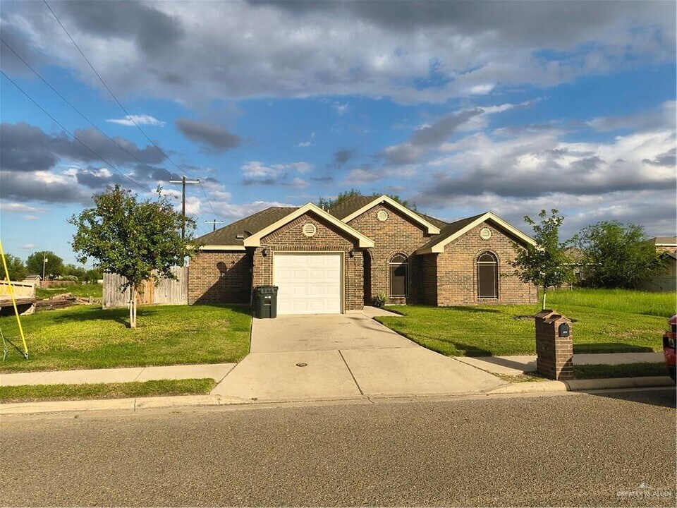 215 S Moorefield Rd in Mission, TX - Building Photo