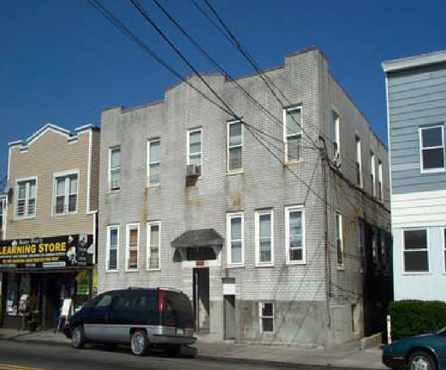 111-10 Rockaway Beach Blvd in Far Rockaway, NY - Foto de edificio