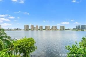 17878 N Bay Rd in Sunny Isles Beach, FL - Building Photo