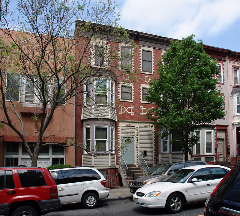 19 Warren St in Newark, NJ - Building Photo