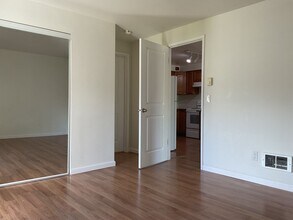 11012 NE 68th St in Kirkland, WA - Building Photo - Building Photo