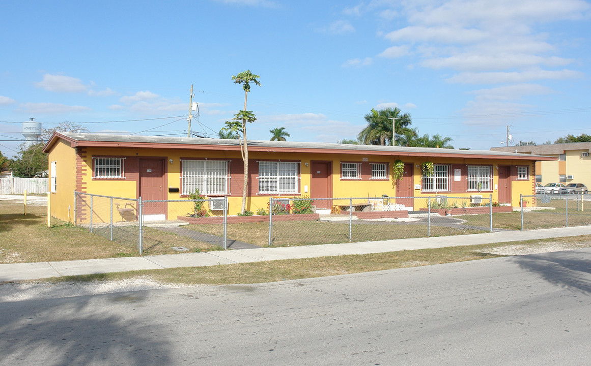 860 NW 1st Ave in Homestead, FL - Foto de edificio