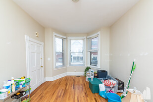 1431 W Belmont Ave, Unit 1F in Chicago, IL - Building Photo