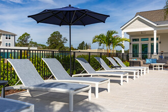 The Pointe at Palm Bay in Palm Bay, FL - Foto de edificio - Building Photo