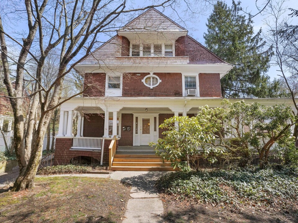 287 Fisher Ave in White Plains, NY - Foto de edificio