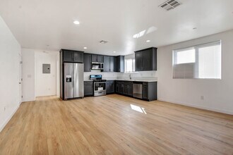 2437 Malabar St, Unit A in Los Angeles, CA - Building Photo - Building Photo