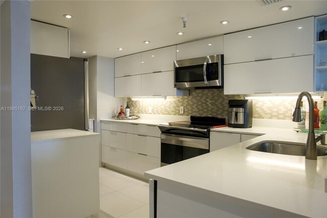 4301 Collins Ave in Miami, FL - Foto de edificio - Building Photo