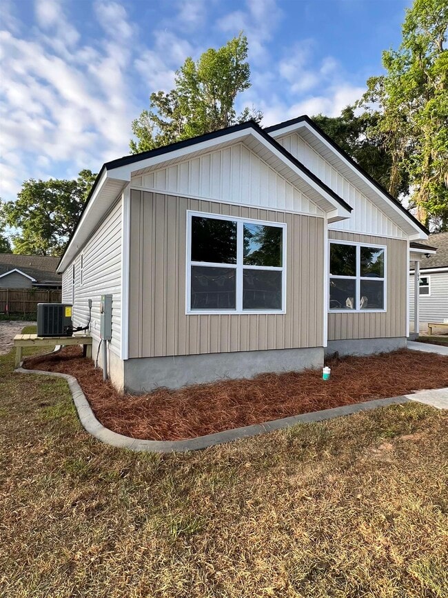 57 Spokan Trail in Crawfordville, FL - Building Photo - Building Photo