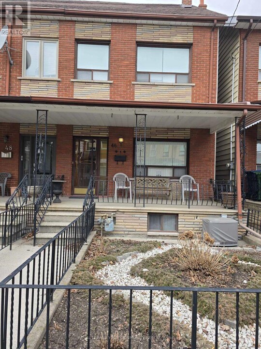 46 Ulster St in Toronto, ON - Building Photo