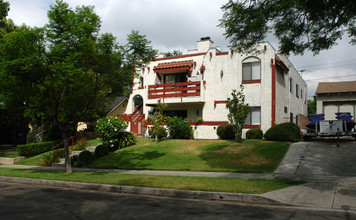 715 E Santa Anita Ave in Burbank, CA - Foto de edificio - Building Photo