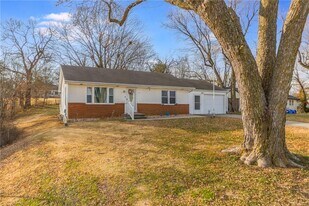 124 Almond St in Platte City, MO - Building Photo