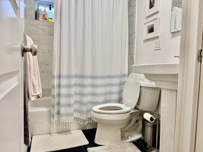 90 W Cedar St in Boston, MA - Building Photo - Building Photo