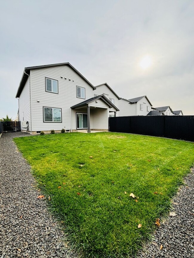 2434 Leonard Ln in Lebanon, OR - Building Photo - Building Photo