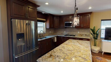2070 Rosecrans St in San Diego, CA - Building Photo - Building Photo