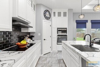 9388 N Queen Palm in Los Fresnos, TX - Building Photo - Building Photo