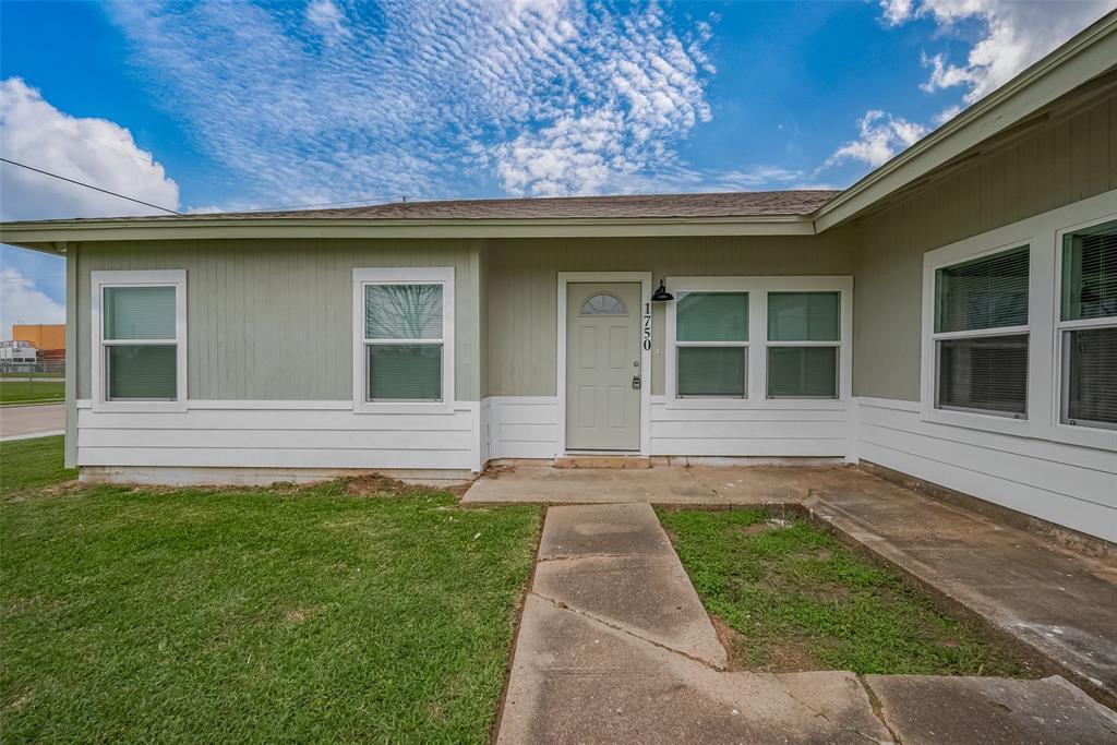 1750 Lynn Ln in Freeport, TX - Building Photo