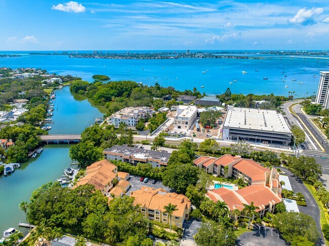 858 Hudson Ave in Sarasota, FL - Building Photo - Building Photo