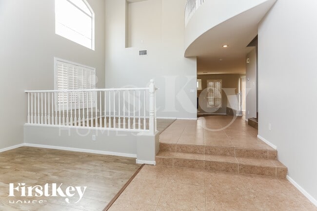 8645 Radiant Ruby Ave, Unit B-325 in Las Vegas, NV - Foto de edificio - Building Photo