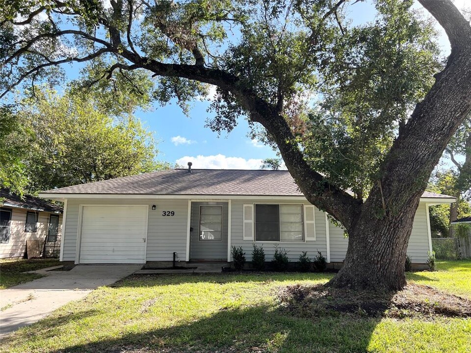 329 Cypress St in Lake Jackson, TX - Building Photo