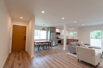 521 N Flores St in West Hollywood, CA - Foto de edificio - Building Photo