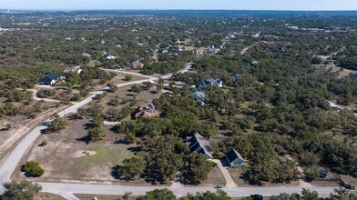 403 Stirrup Dr in Dripping Springs, TX - Foto de edificio - Building Photo