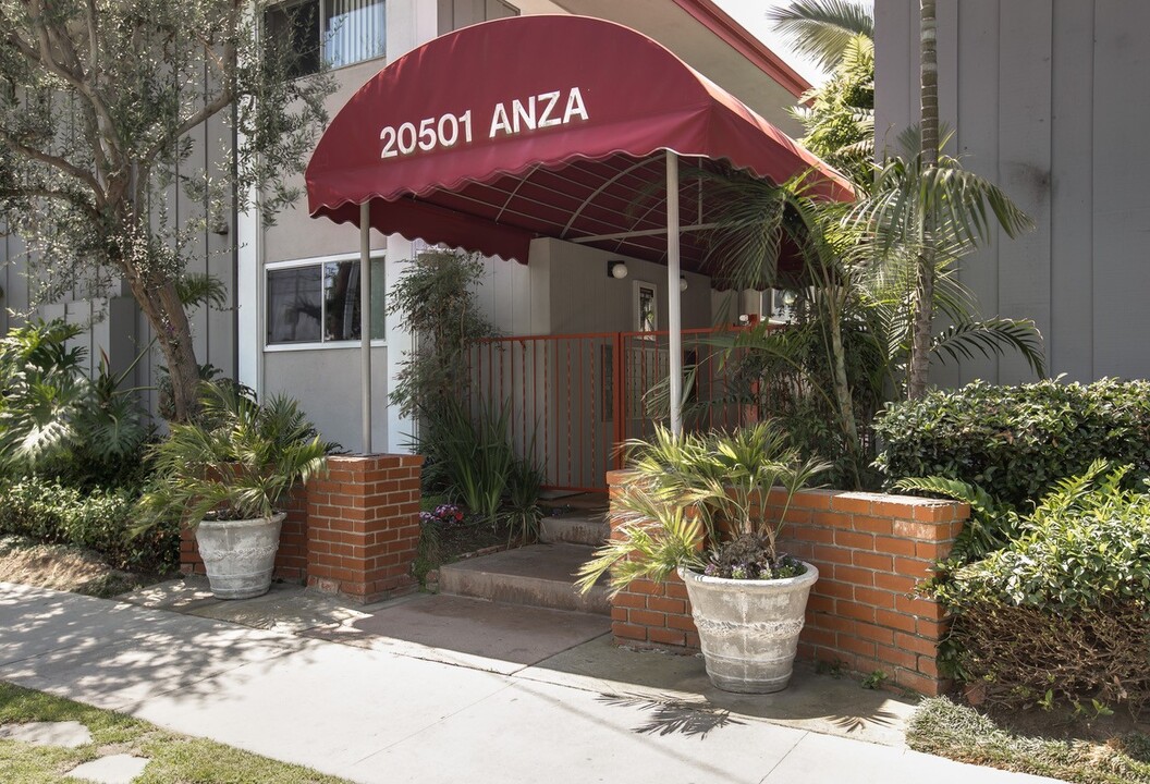 Villa Anza Apartments in Torrance, CA - Building Photo