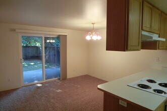 1338 Golden Park Dr in Grants Pass, OR - Foto de edificio - Building Photo