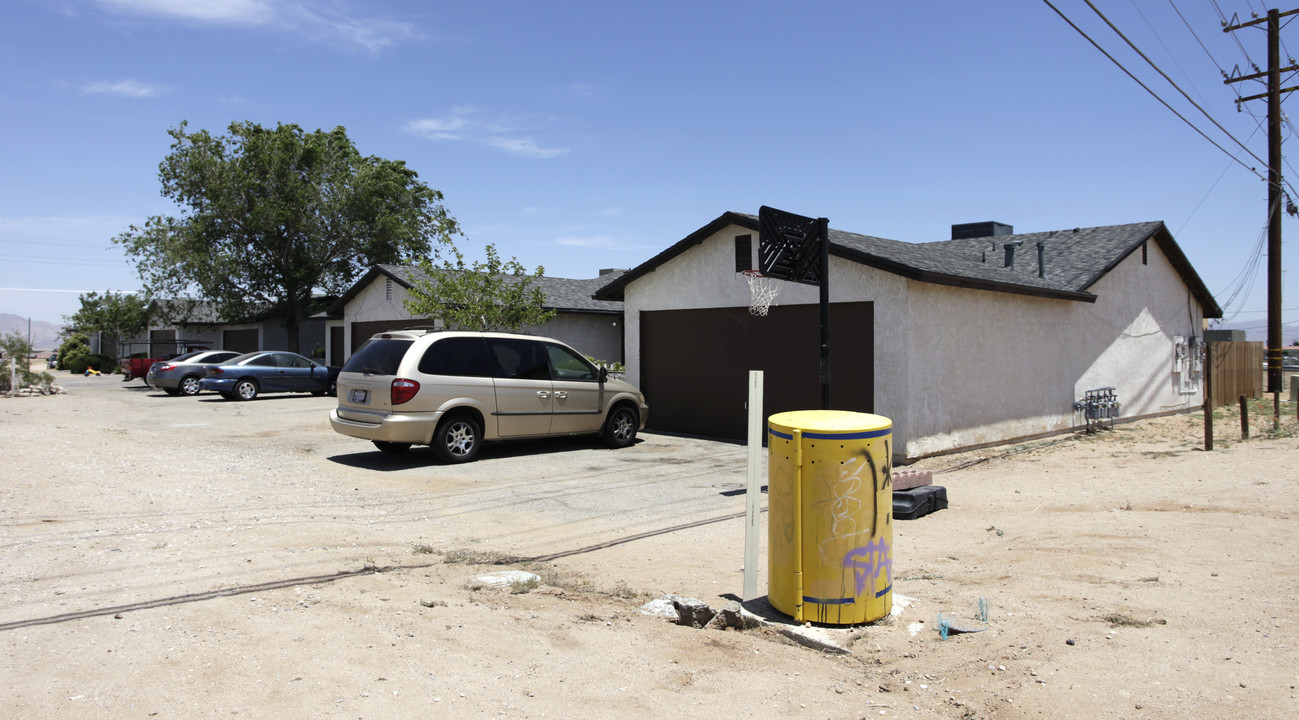 16511 Bear Valley Rd in Victorville, CA - Building Photo