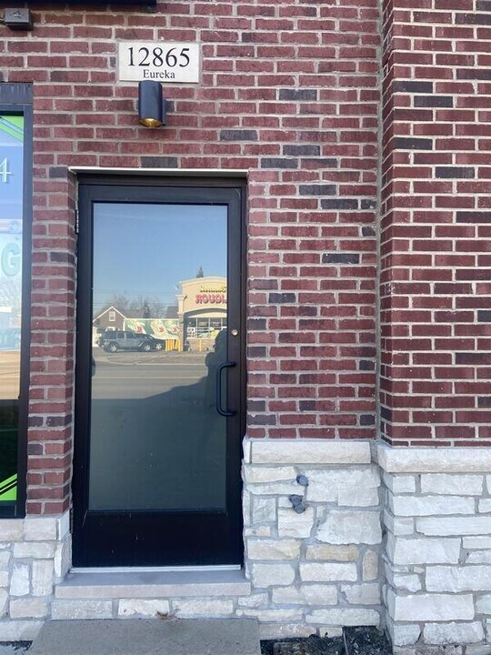 12865 Eureka Rd in Southgate, MI - Building Photo